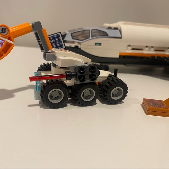 LEGO City Set 60226 Mars Research Shuttle - Picture 5 of 8